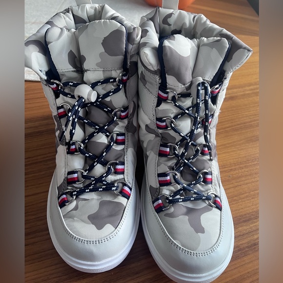 New Tommy Hilfiger Snow Boots for Woman. Size 7.5 - Picture 1 of 9